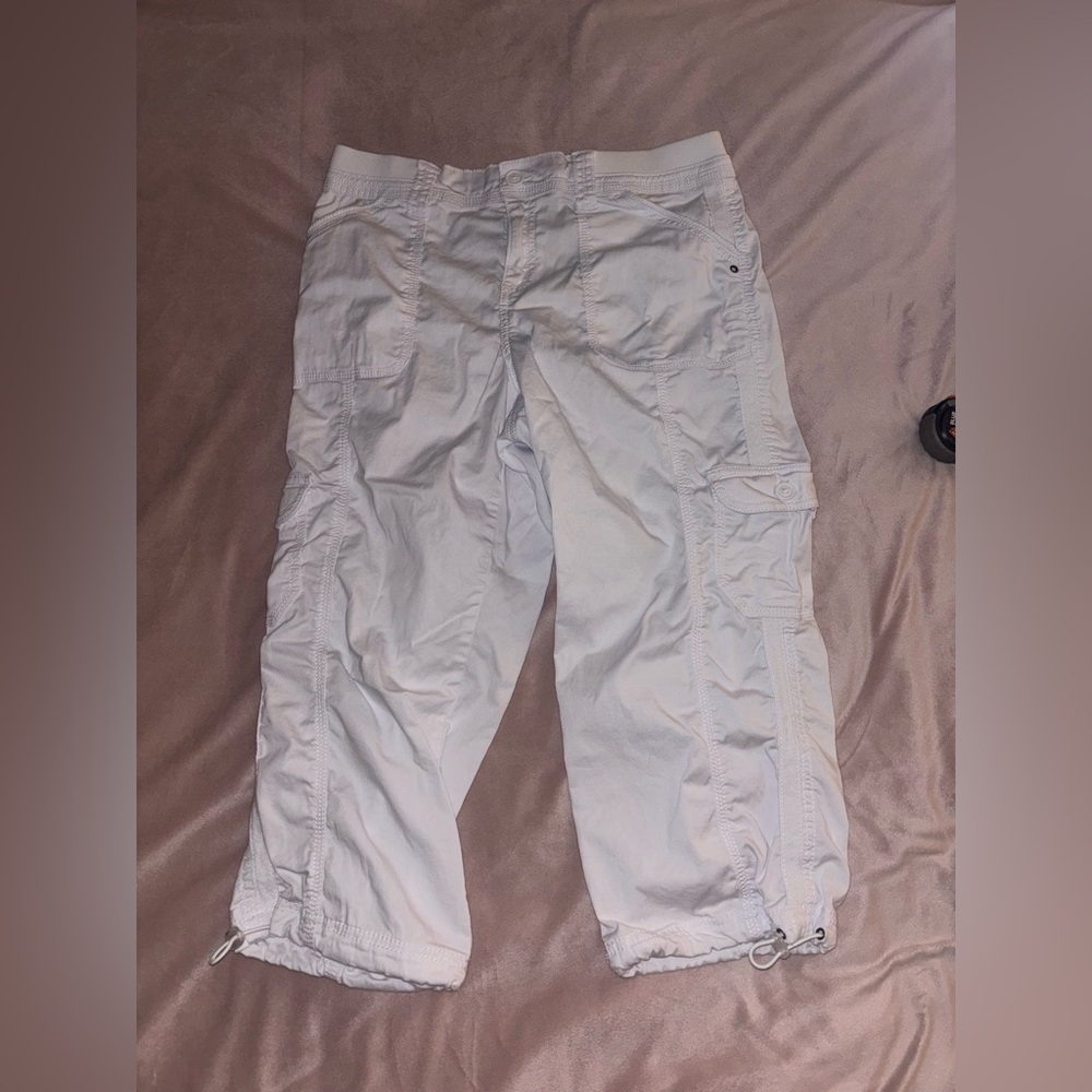 Woman’s size 8 white cargo capris